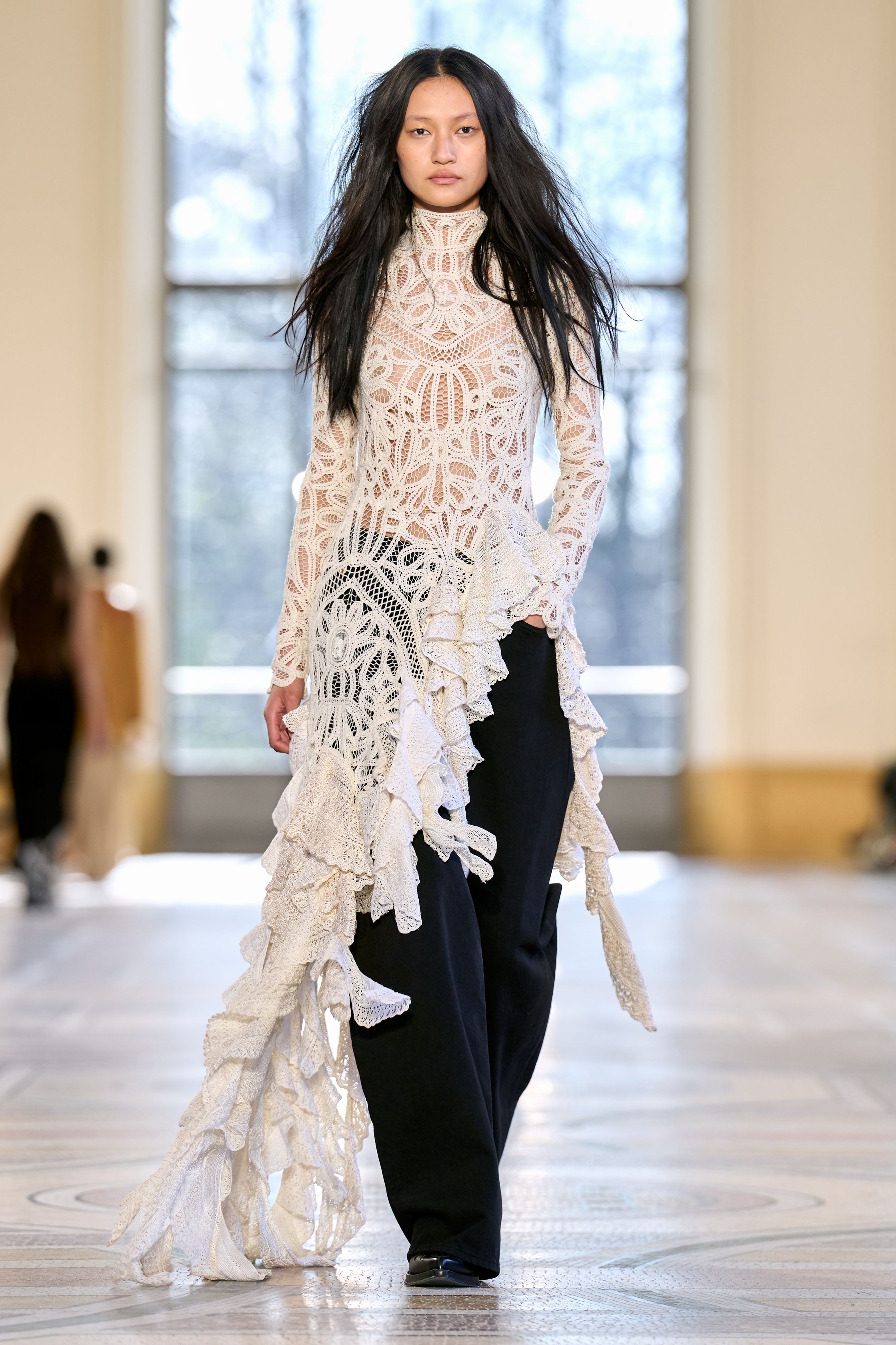 这一季的 Gabriela Hearst，把知识女性的克制、庄园式手工气息与带刺的“爱德华式叛逆”并置在同一条叙事线上：蕾丝针织、皮革外套、毛领大衣与细腰带长裙层层推进，让优雅不再温吞，而是带着理性、韧性与一点危险感。整场秀像一封写给高智感衣橱的情书，柔软之中有锋芒，复古之中见秩序-顽石频道趋势研究